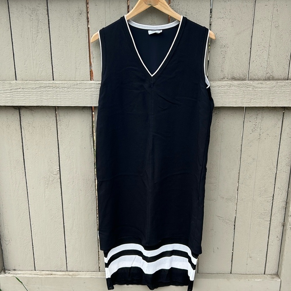 VINCE. V-Neck Striped-Hem Dress | black, white | size 10
